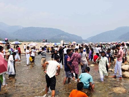 প্রাণ ফিরছে সাদাপাথরে, বাড়ছে পর্যটকের ভিড়